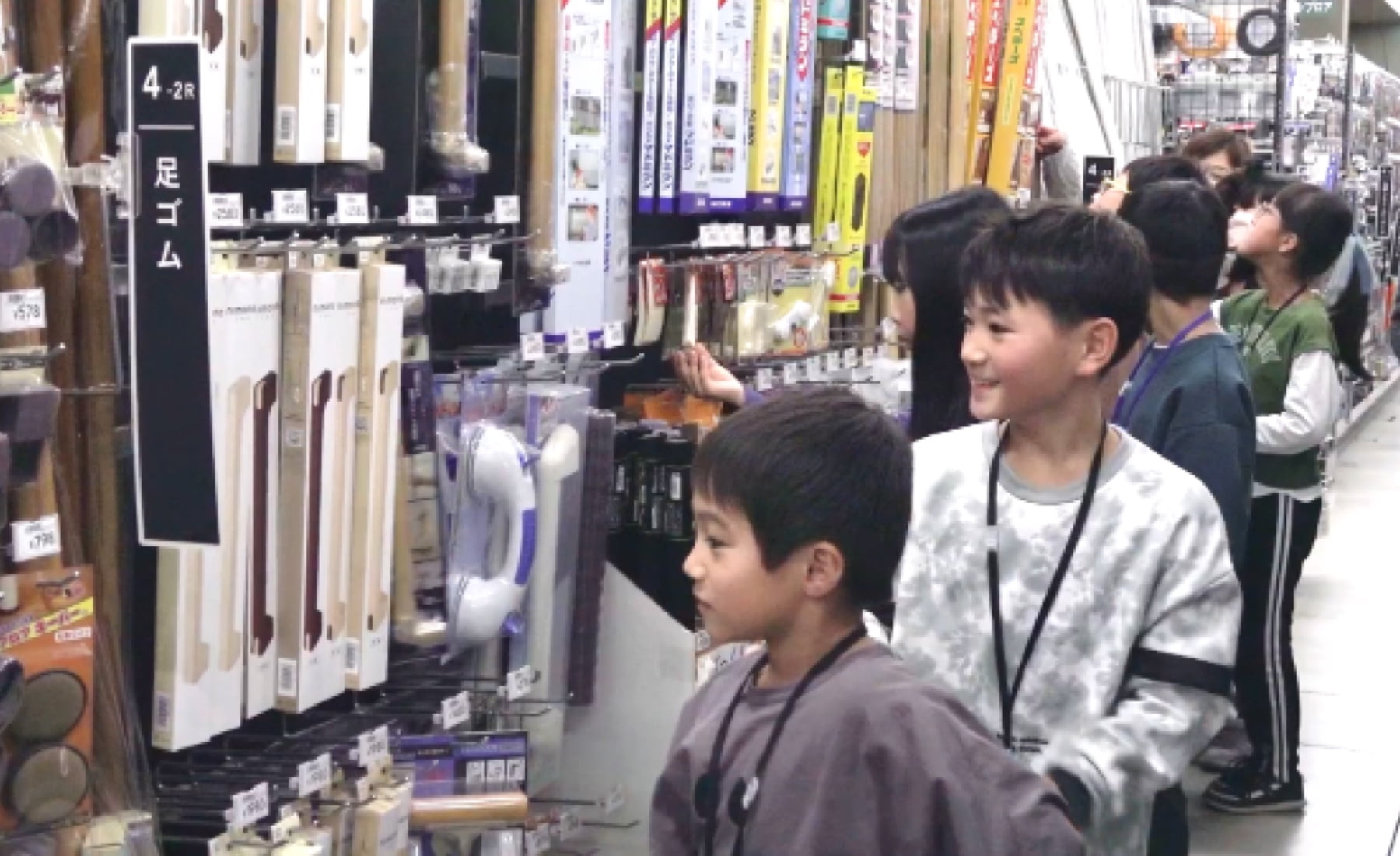 棚いっぱいに並ぶグッズに興味津々